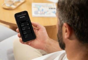Homme qui regarde un smartphone